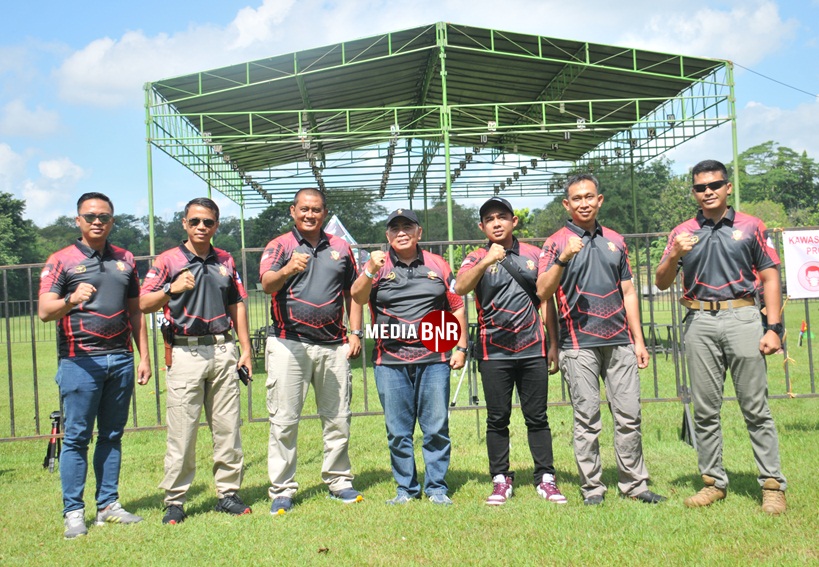 Bintang Pradana bersama Ketua Umum PBI pusat serta pejabat Kopasus Grup 2