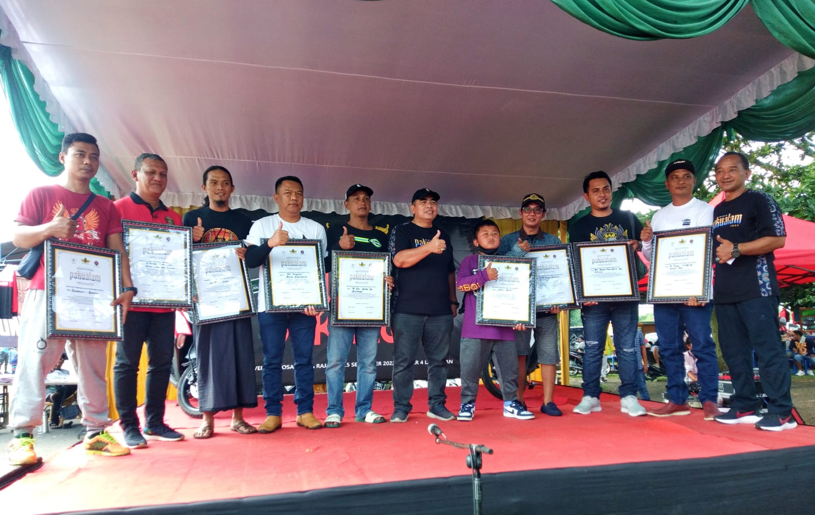 Penyerahan-penghargaan-kepada-Tokoh-kicaumania-penangkar