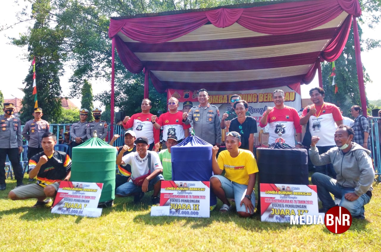 Penyerahan tropy juara & hadiah oleh Tokoh-Tokoh Pejabat setempat